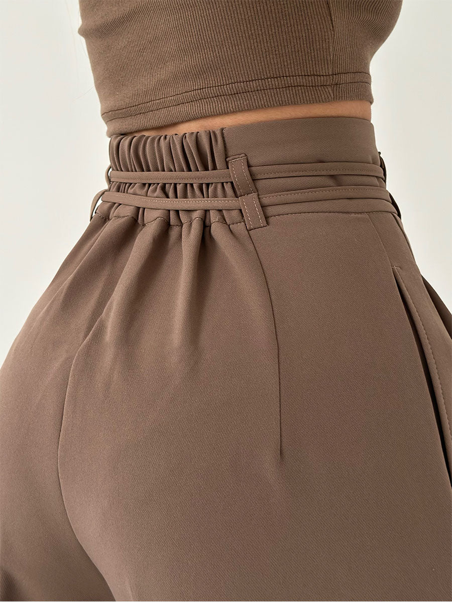 DFFRNT® | Elegante broek met wijde pijpen, hoge tailleband en riemdetail
