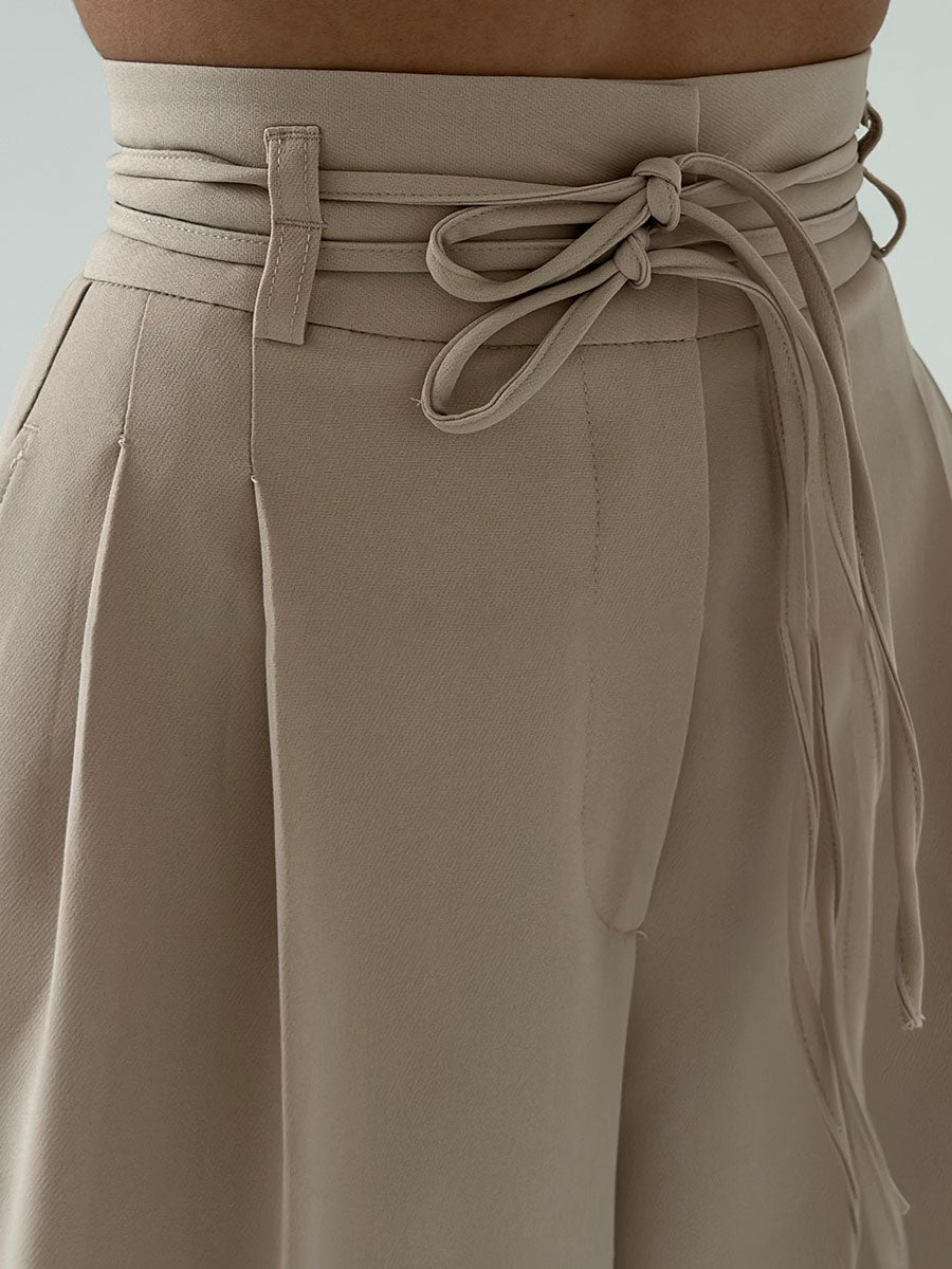 DFFRNT® | Elegante broek met wijde pijpen, hoge tailleband en riemdetail