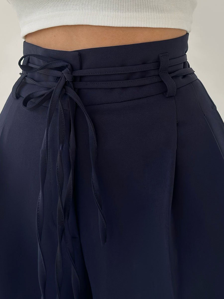 DFFRNT® | Elegante broek met wijde pijpen, hoge tailleband en riemdetail