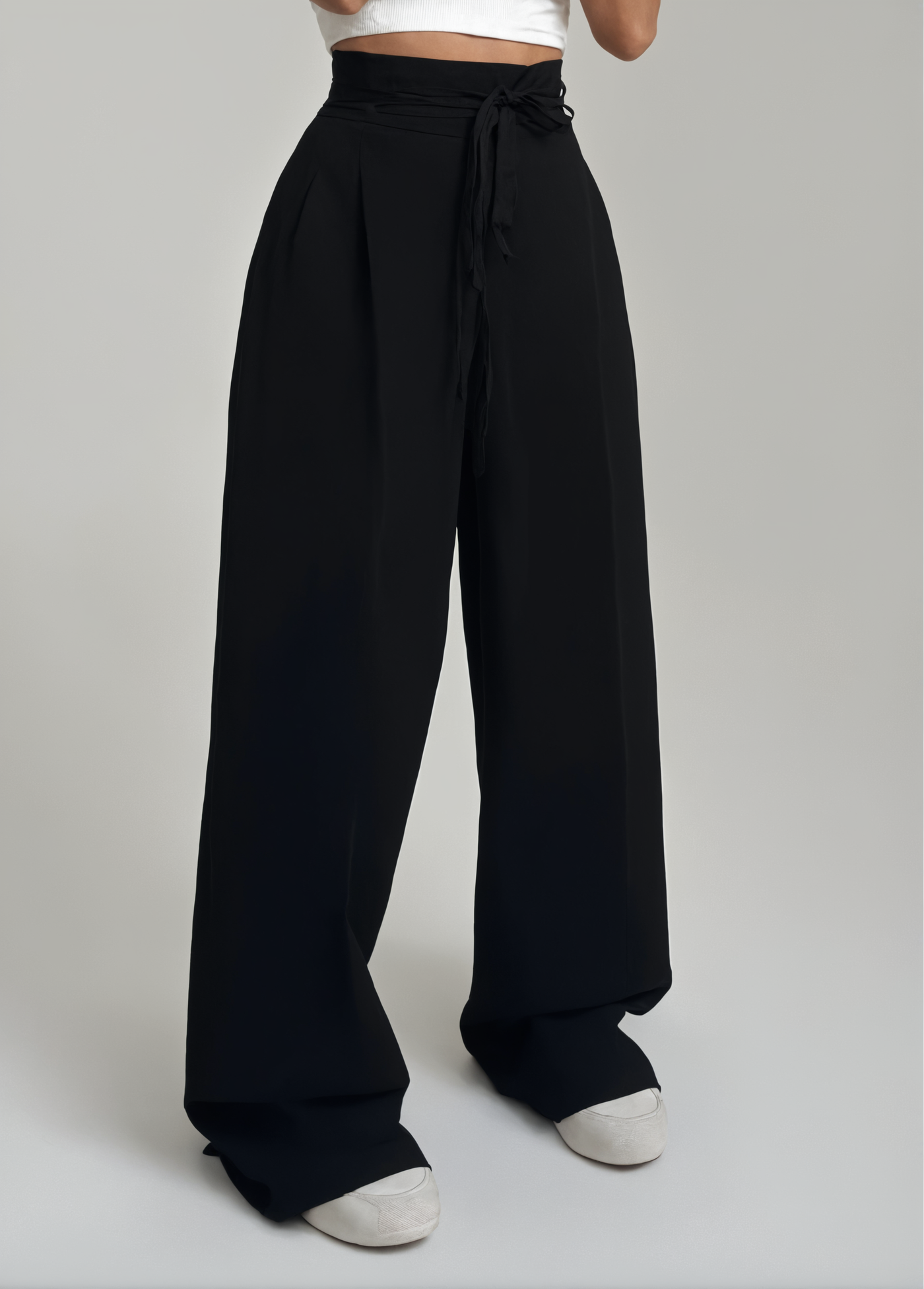 DFFRNT® | Elegante broek met wijde pijpen, hoge tailleband en riemdetail